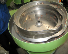 铁圈机械与振动盘 自动化生产的精密组合